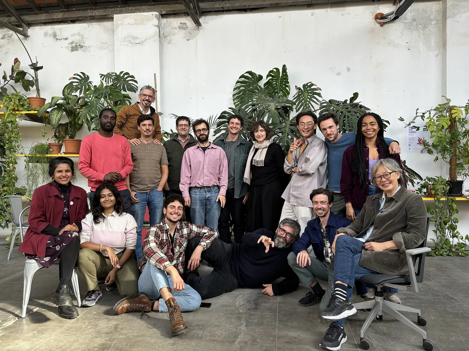 Equipo de Democratic Society reunido entre plantas en un espacio luminoso